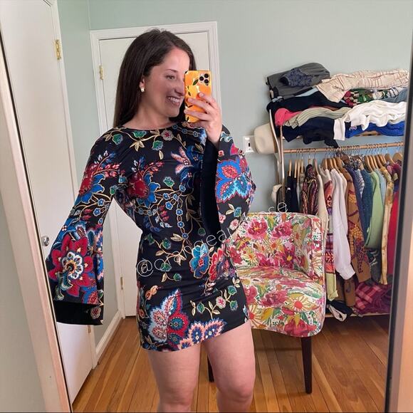 Alice + Olivia Black Paisley Long Flare Sleeve Mini Dress 2 - Picture 6 of 16